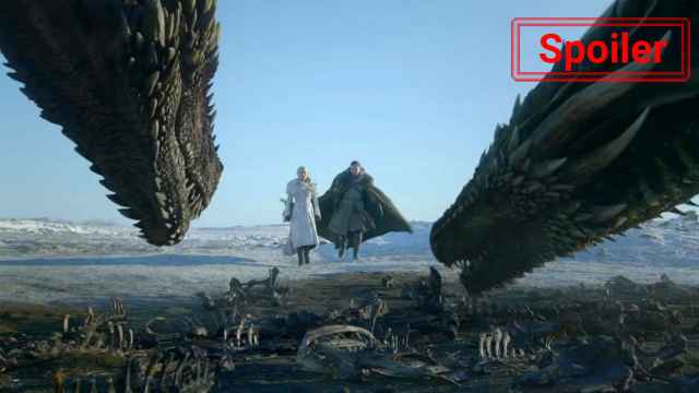 Daenerys y Jon con los dragones.