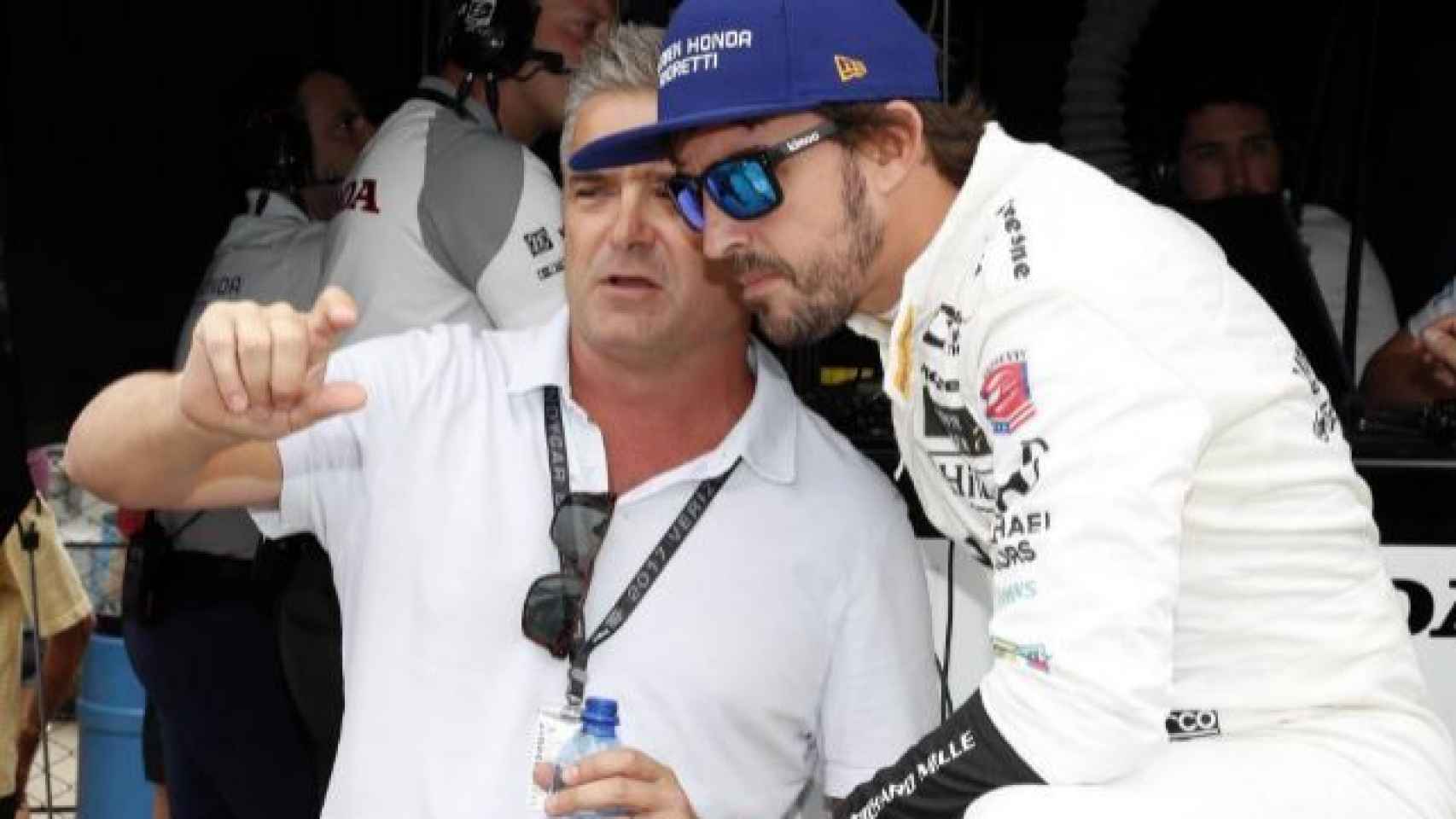 Gil de Ferran y Fernando Alonso durante las Indy 500 de 2017