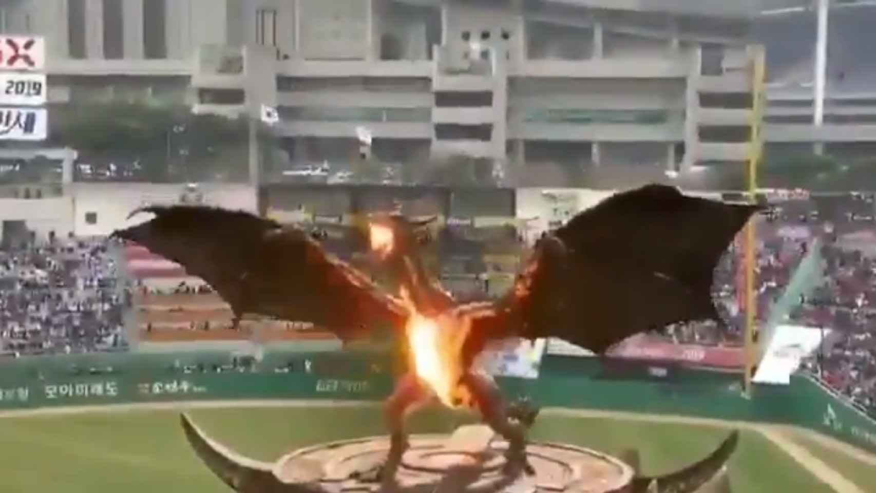 Un dragón, en un estadio de béisbol surcoreano