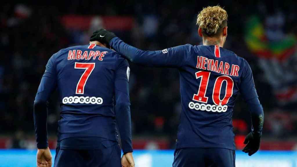 Mbappé y Neymar celebran un gol con el PSG