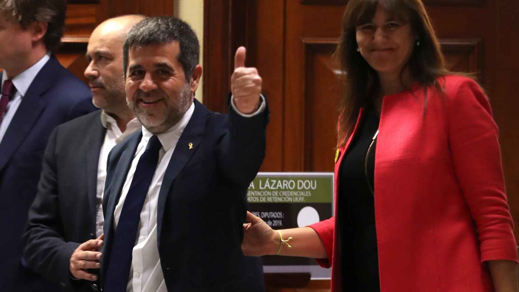 Jordi Sànchez, con la diputada Laura Borras este lunes en el Congreso.