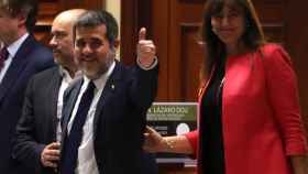 Jordi Sànchez, con la diputada Laura Borras este lunes en el Congreso.