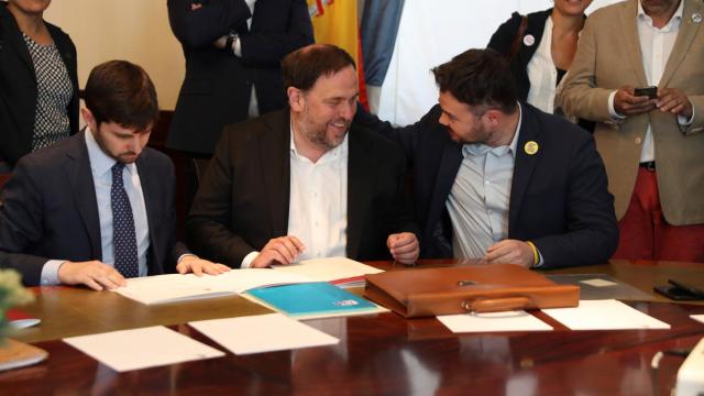 Junqueras, junto a Rufián, en el Congreso durante la mañana de este lunes.