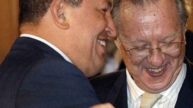 Hugo Chávez y Raúl Morodo, entonces embajador de España en Venezuela.