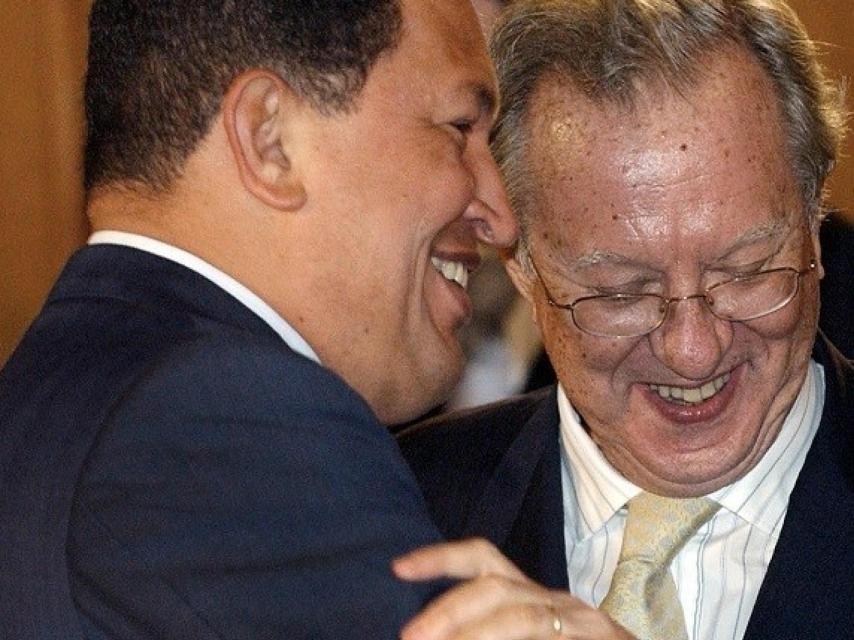 Hugo Chávez y Raúl Morodo, entonces embajador de España en Venezuela.