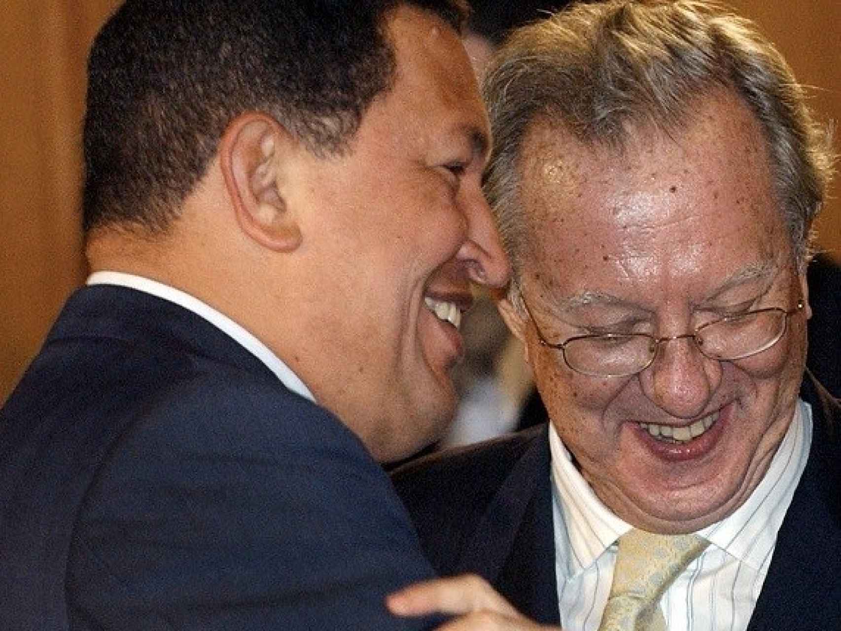 Hugo Chávez y Raúl Morodo, entonces embajador de España en Venezuela.