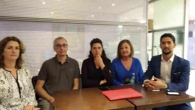 Los abogados Ruth Sebastián, Ramón Campos, Lourdes Barón, Dolores Travieso y Sidi Taleb Buya,  este lunes en Casablanca.