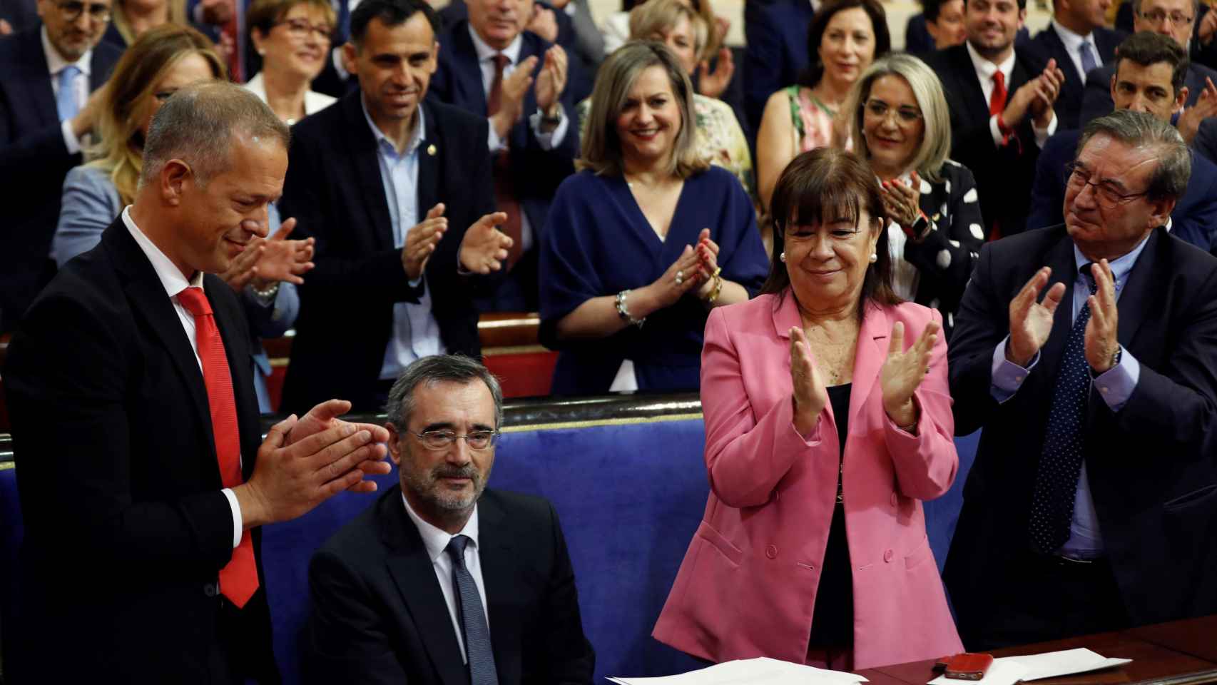 Cristina Narbona, junto a otros senadores, aplaude al senador electo Manuel Cruz.