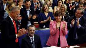 Cristina Narbona, junto a otros senadores, aplaude a Manuel Cruz, elegido presidente de la cámara..