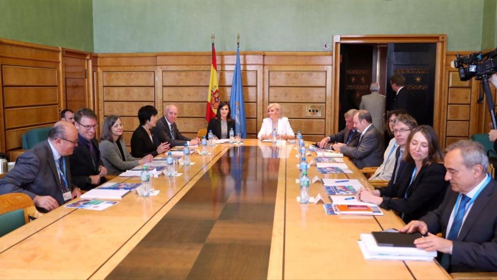 La reina Letizia reunida en el Palacio de las Naciones de Ginebra.