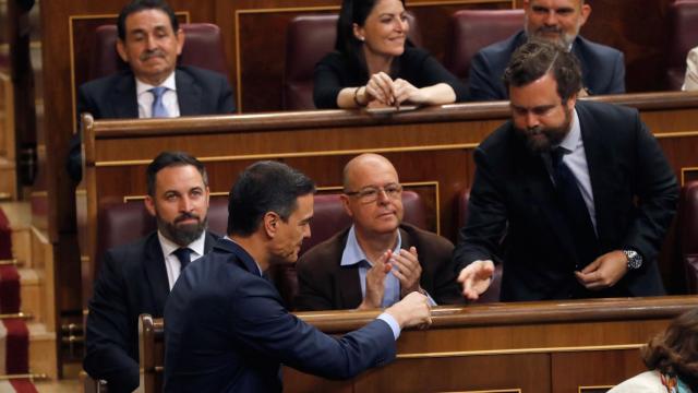 Zaragoza, entre Abascal y Espinosa de los Monteros, mientras este último saluda a Sánchez.