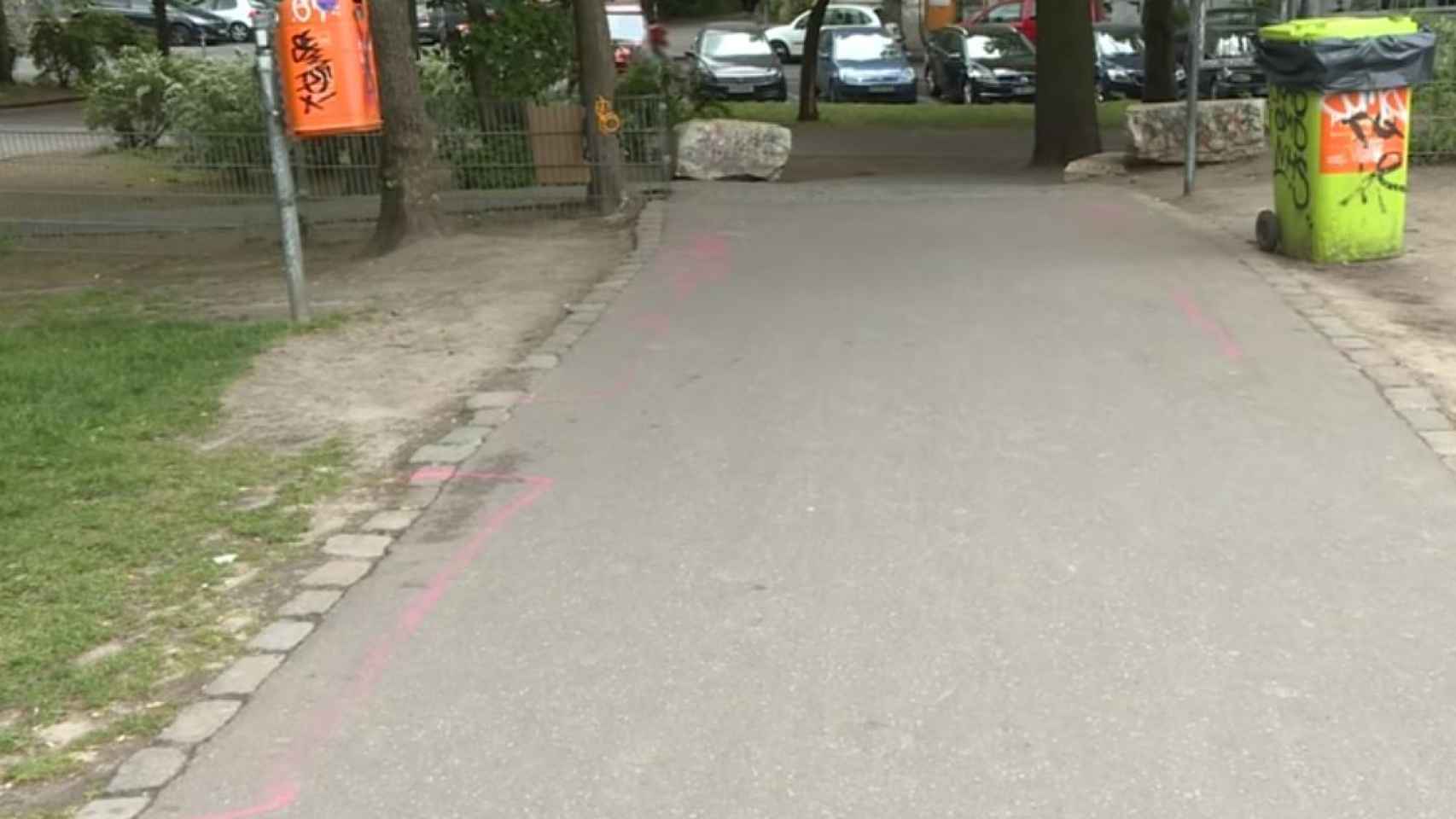 Líneas rosas pintadas por Cengiz Demirci, responsable del parque, para dividir las zonas de venta de droga.