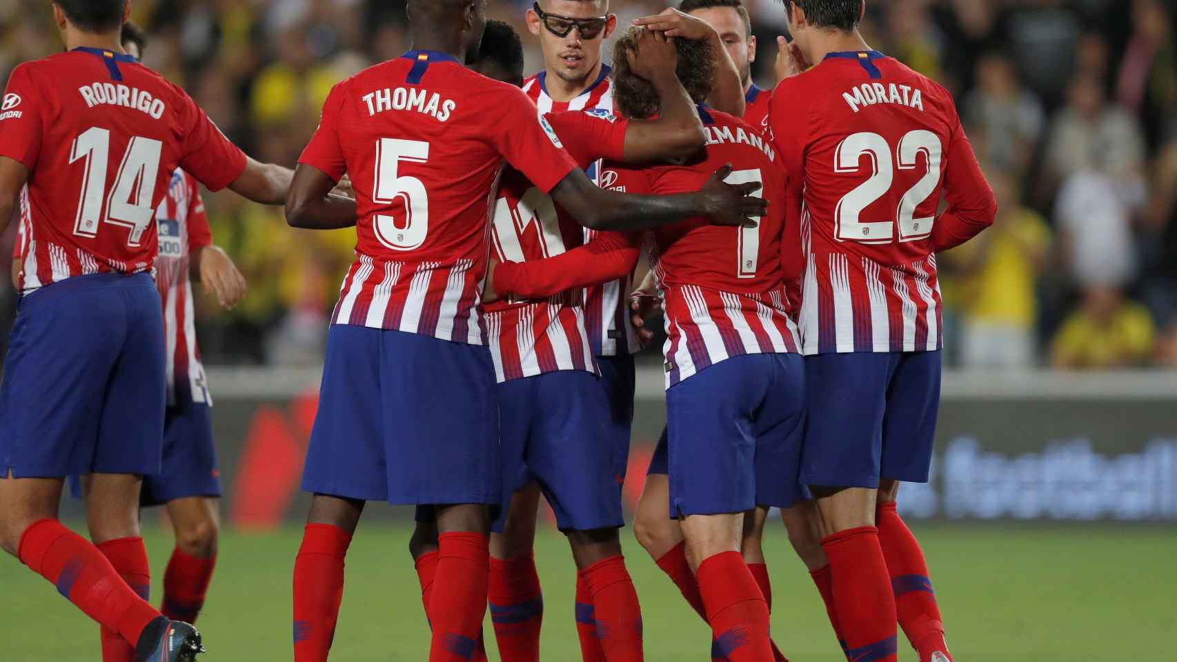 Los jugadores del Atlético celebran el gol de Griezmann en piña