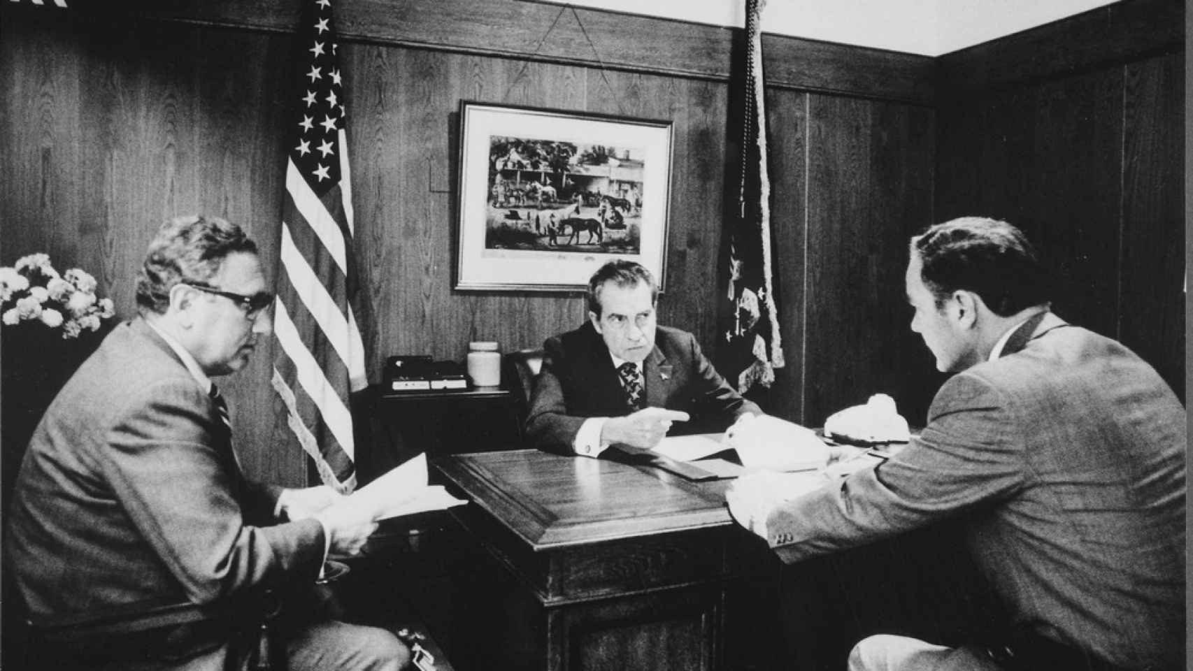 Nixon (c) y Kissinger (i), durante una reunión en Camp David.