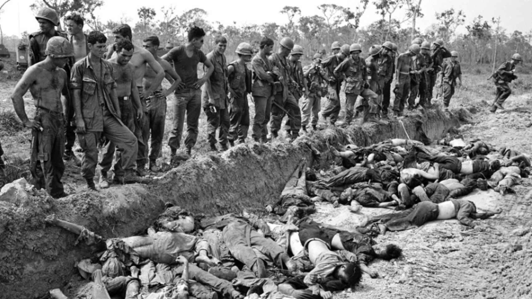 Soldados vietnamitas muertos tras un enfrentamiento con una unidad estadounidense.