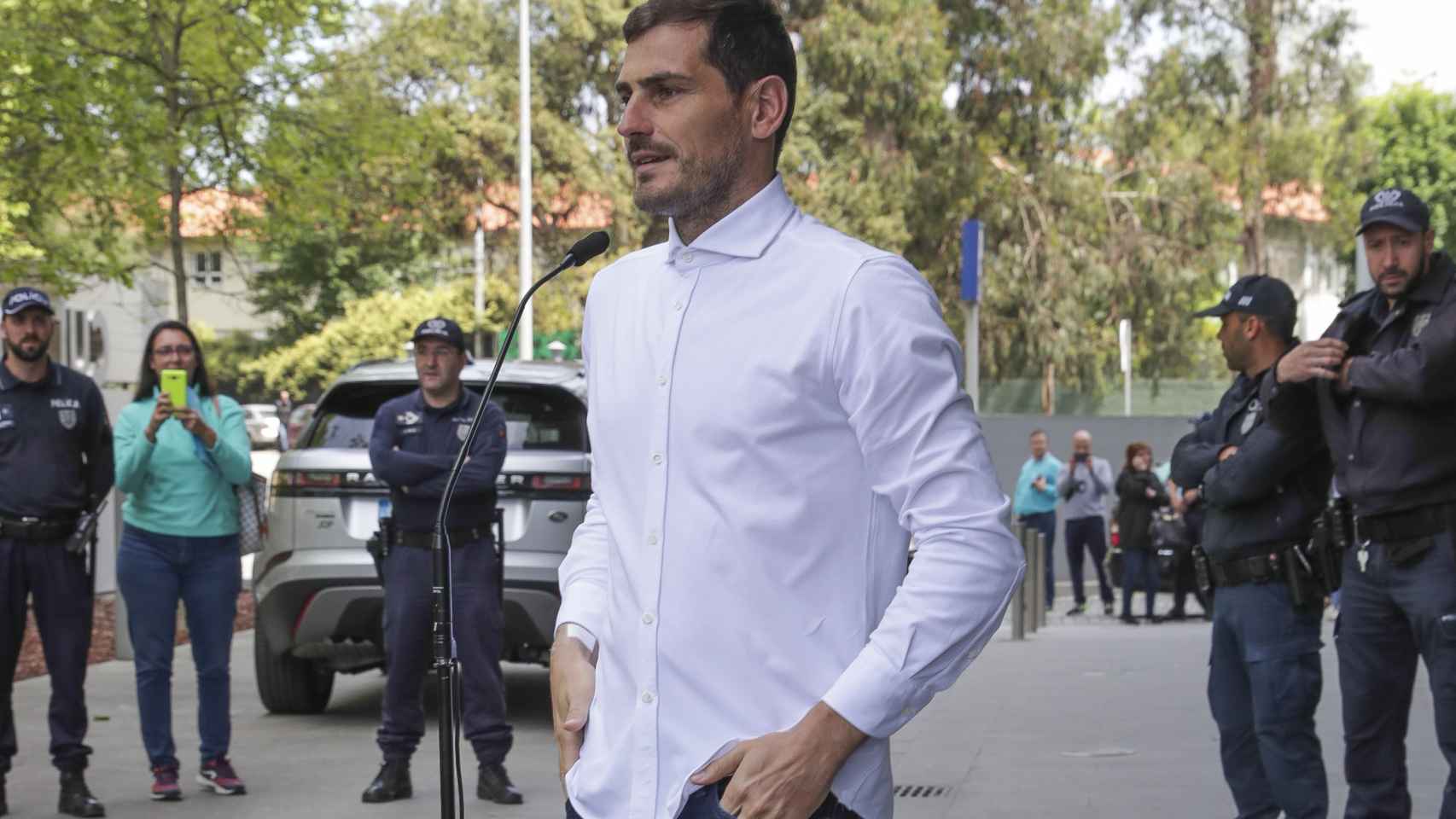 Iker Casillas en su salida del hospital después de sufrir un infarto