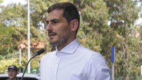 Iker Casillas en su salida del hospital después de sufrir un infarto.
