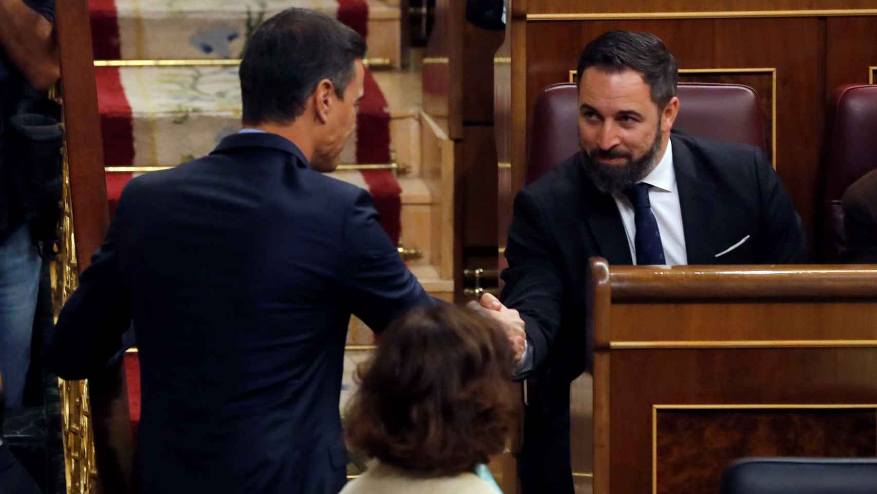 Pedro Sánchez  saluda a Santiago Abascal antes del inicio de la sesión constitutiva.