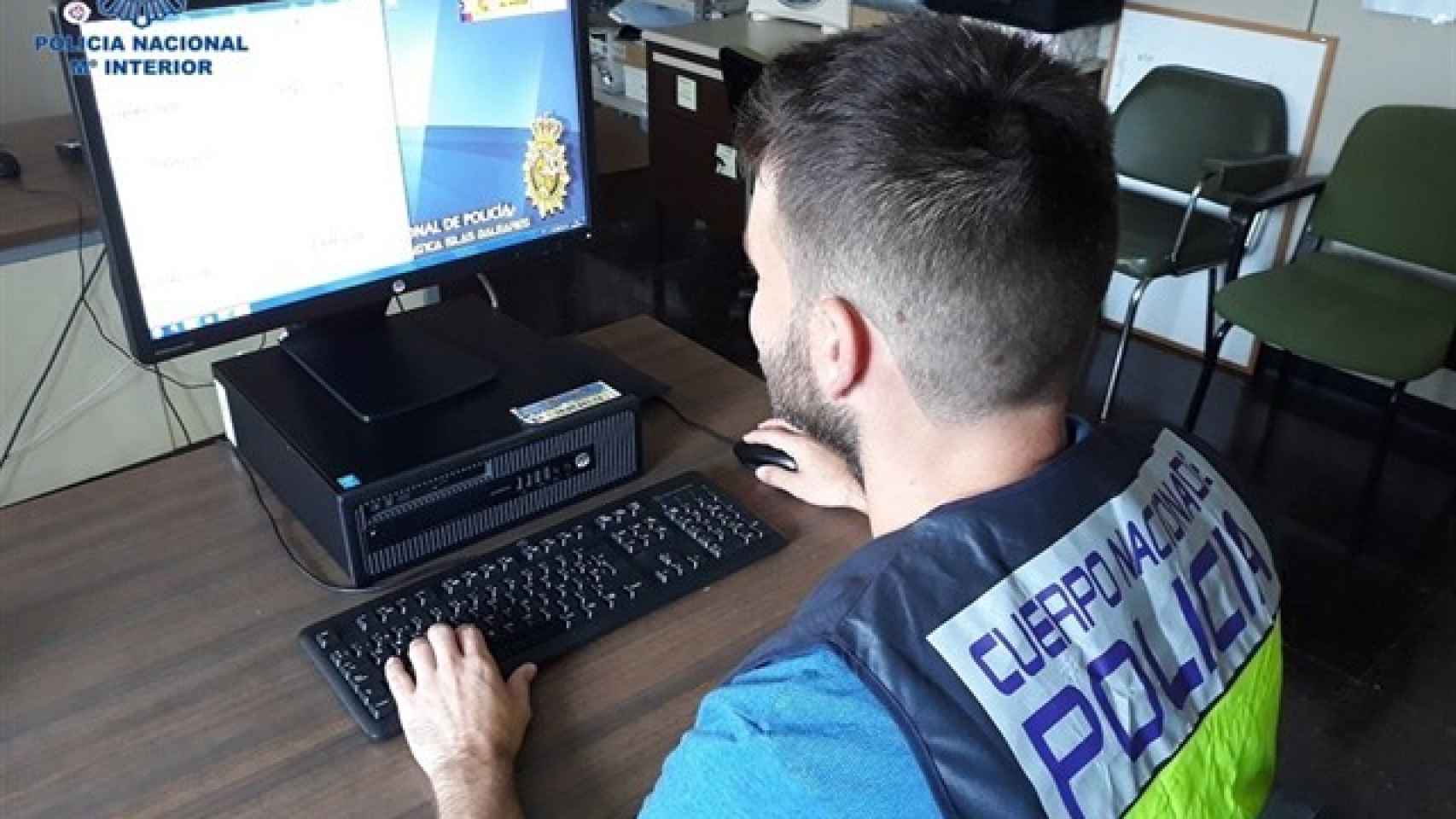Agente de la Policía Nacional trabajando con un equipo informático. Foto: Europa Press