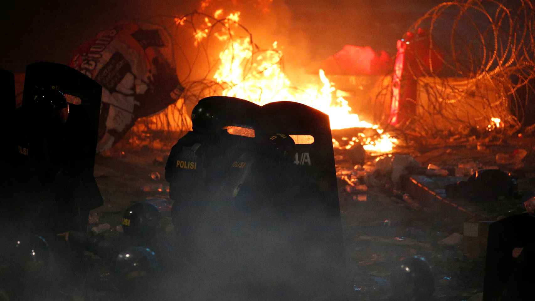 Más de una veintena de automóviles han sido incendiados durante las protestas en Yakarta.