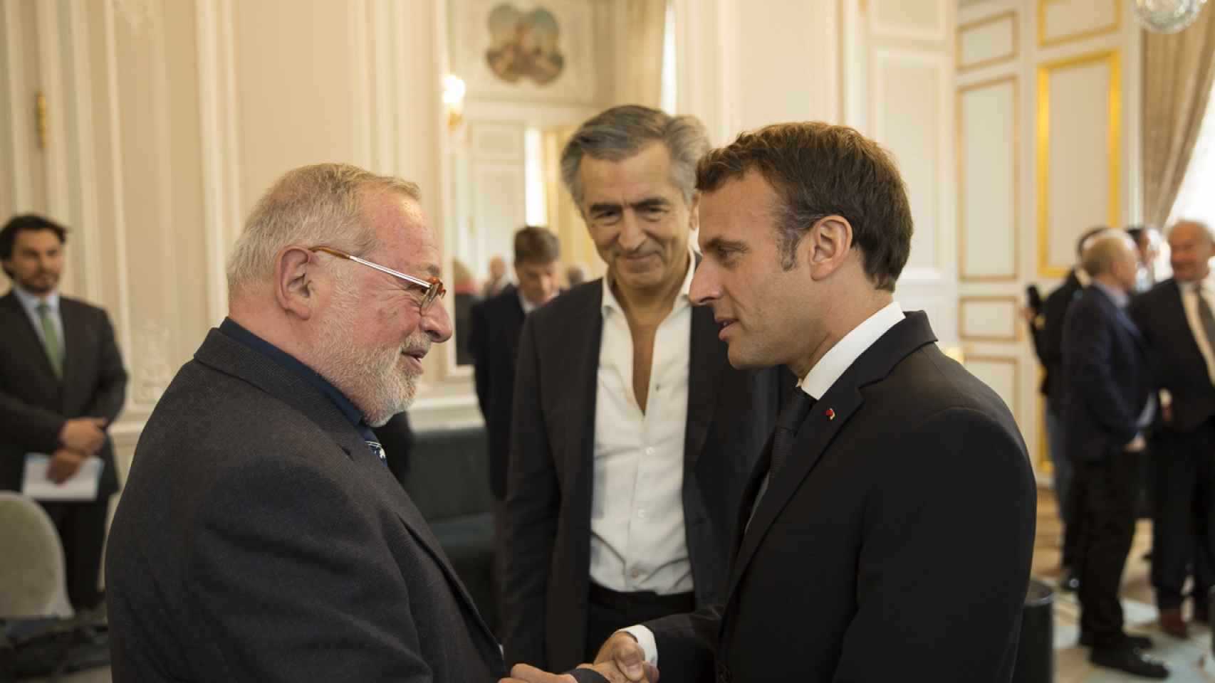 Macron saluda a Savater en el Elíseo ante la mirada de Lévy.