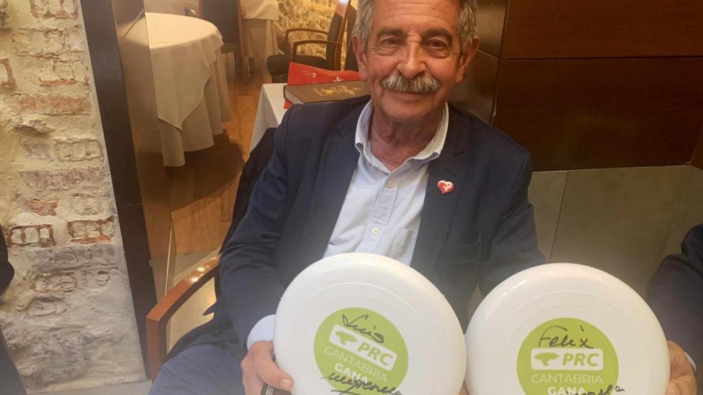 Revilla muestra dos de los platos, el pasado domingo en el restaurante La Bombi (Santander).