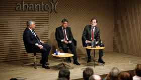 El expresidente del Gobierno Mariano Rajoy  acompaña al exministro de Energía, Álvaro Nadal, en la presentación de su libro Lo que no son cuentas son cuentos