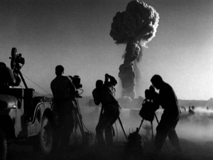 Cámaras grabando una prueba nuclear en el Nevada Test Site.