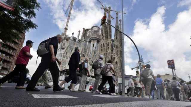 Turistas paseando en los alrededores de la Sagrada Familia, en Barcelona.