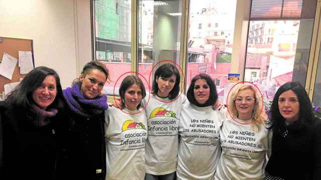 Tres de las madres detenidas de Infancia libre junto con miembros de Podemos
