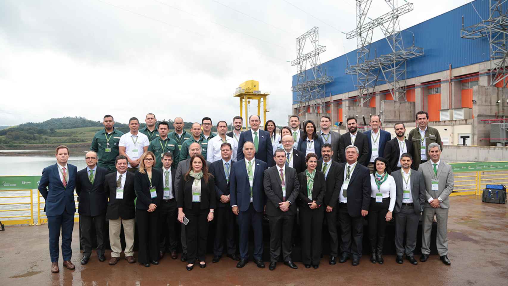 Ignacio Sánchez Galán, presidente de Iberdrola, junto a algunos empleados de la central hidroeléctrica de Baixo Iguaçu, en Brasil.