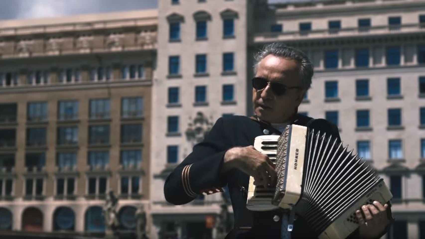 Alfonso de Vilallonga en su nuevo videoclip, La Complanta dels Burgesos Oprimits.