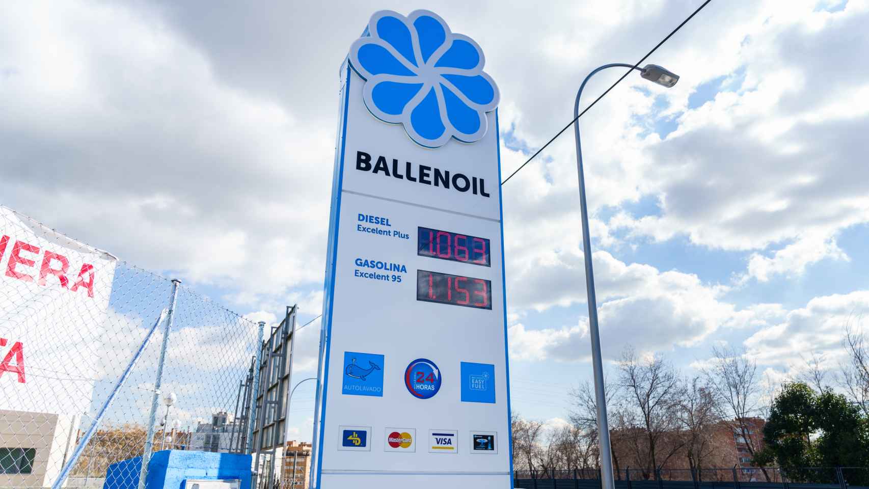 Iberdrola instalará puntos de recarga rápida de coches eléctricos en las estaciones Ballenoil