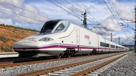 Un tren de alta velocidad de Renfe de la serie 112 como los que circularán entre Madrid y Granada.