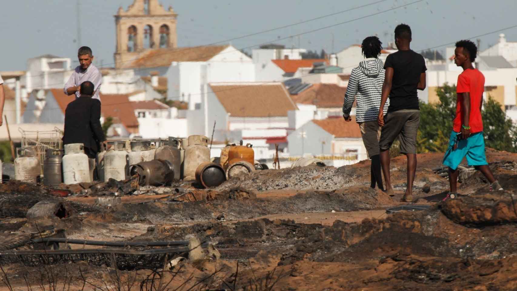Las llamas han devorado el mayor asentamiento chabolista de inmigrantes en Lepe (Huelva)
