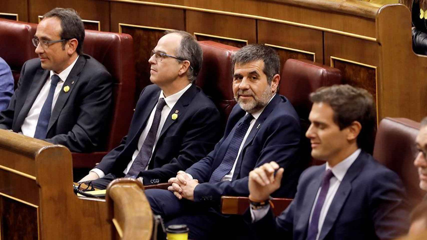 diputados presos de JxCat Jordi Sánchez (3i), Jordi Turull (2i) y Josep Rull (i), junto al líder de Ciudadanos, Albert Rivera (d),