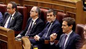 Los diputados presos de JxCat Jordi Sánchez (3i), Jordi Turull (2i) y Josep Rull (i), junto al líder de Ciudadanos, Albert Rivera (d).