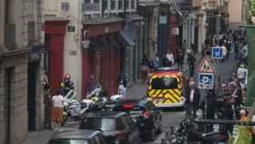 Policías, ambulancias y bomberos en el lugar de la explosión en Lyon.