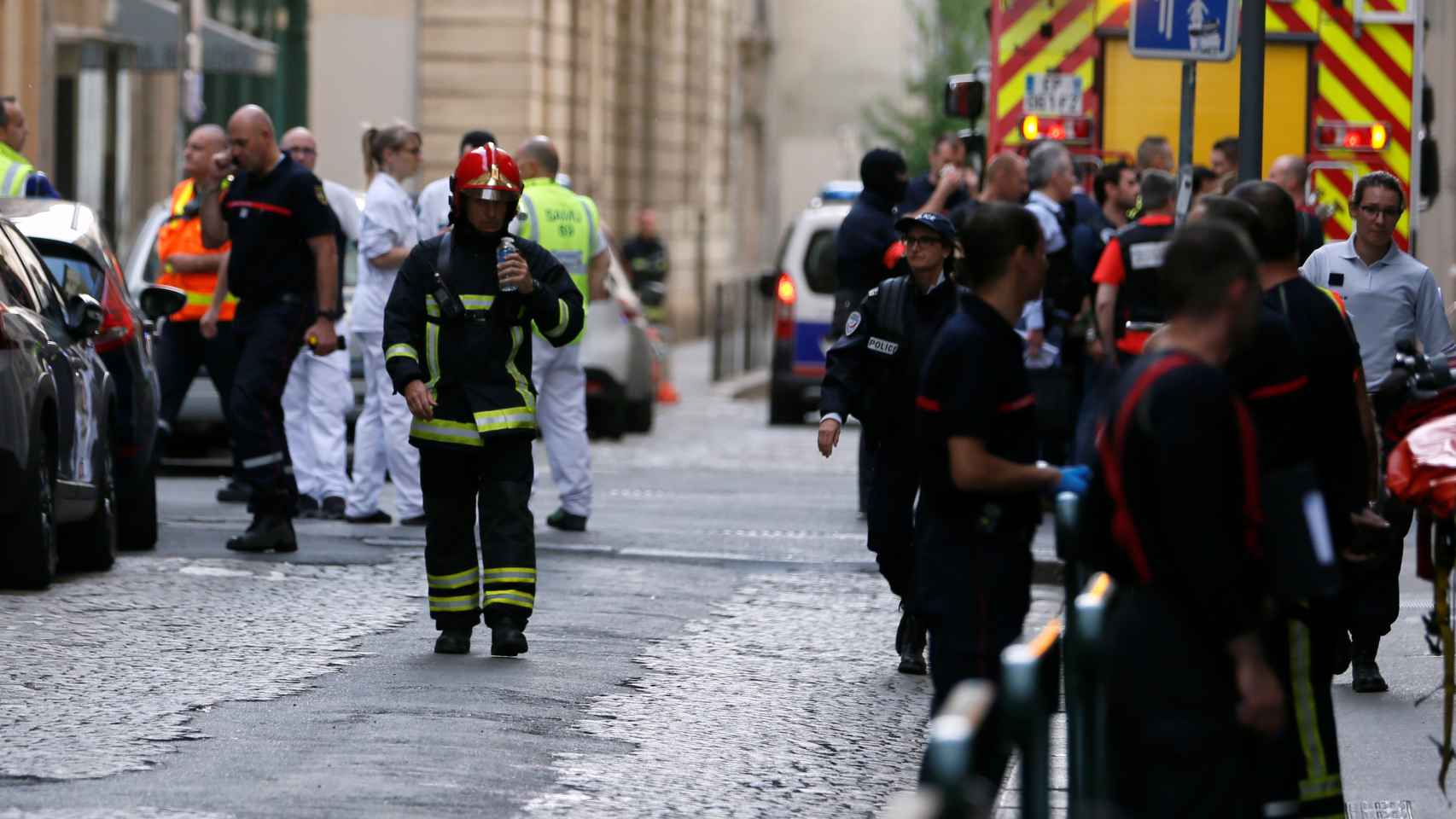 Policías, ambulancias y bomberos en el lugar de la explosión en Lyon.