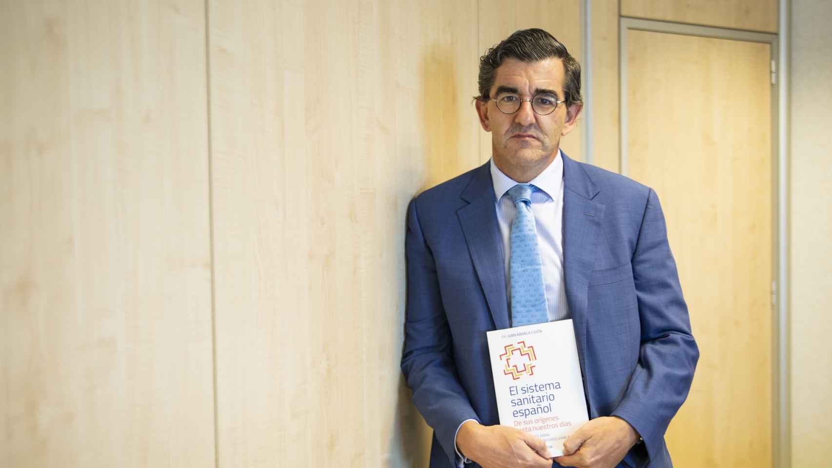 Juan Abarca, presidente de HM Hospitales, posa con su libro.