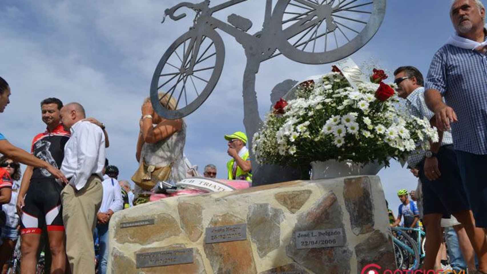 Homenaje ciclistas fallecidos carreteras Valladolid monumento (22)
