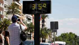 Un turista fotografía un termómetro de una calle de Córdoba que marca 35 grados. EFE/Salas.