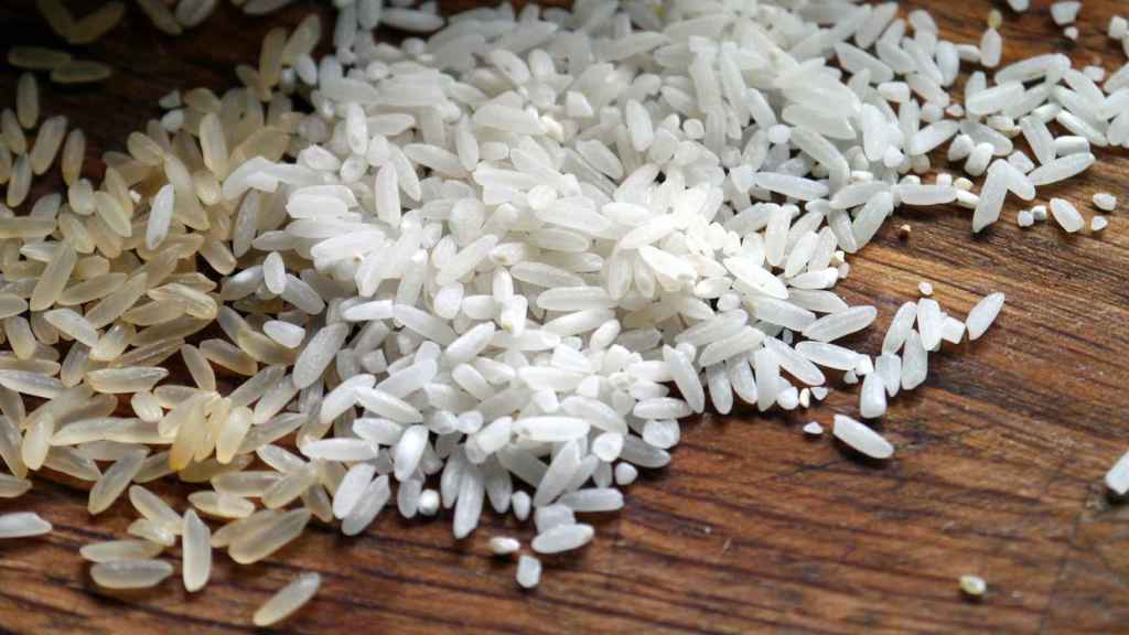 El arroz blanco contiene menos contaminantes que el integral.