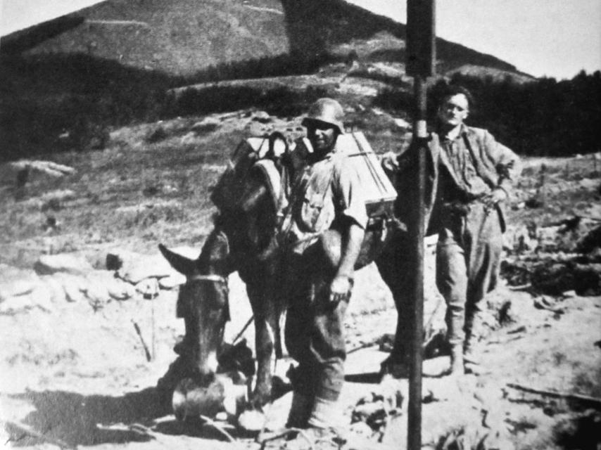 Militares requetés con un crucifijo en primer plano.