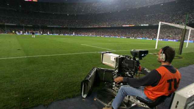 Un operador de televisión durante un partido de fútbol en el Camp Nou