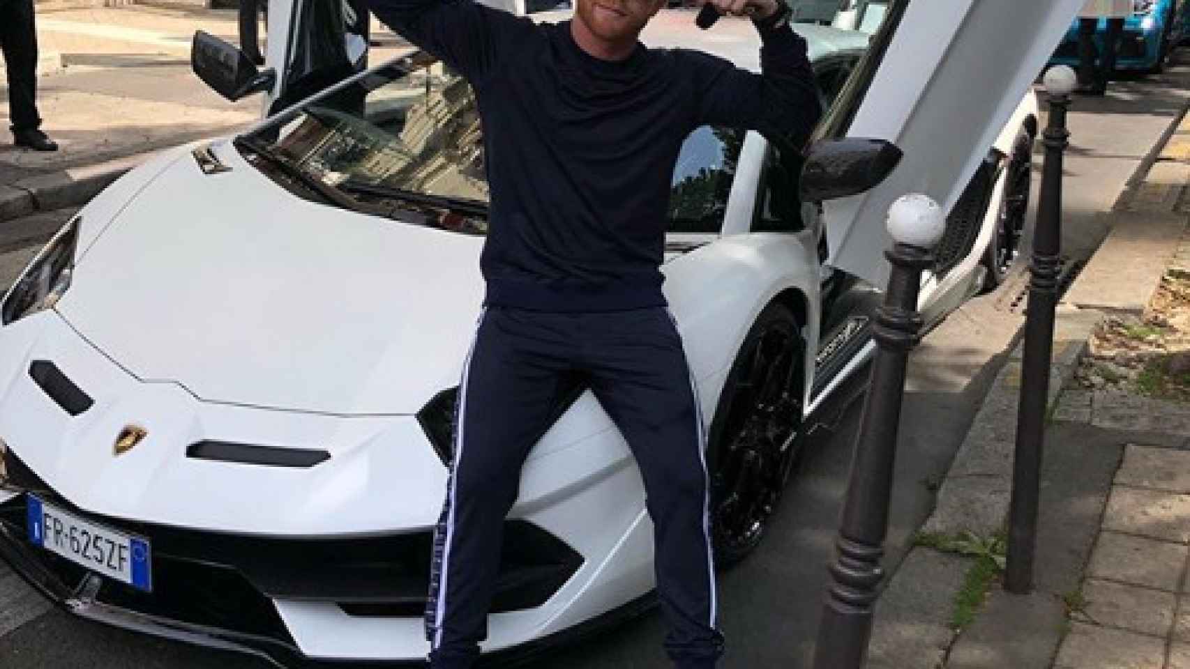 'Canelo' Álvarez posando en Mónaco con un Lamborghini. Foto: Instagram (@canelo)