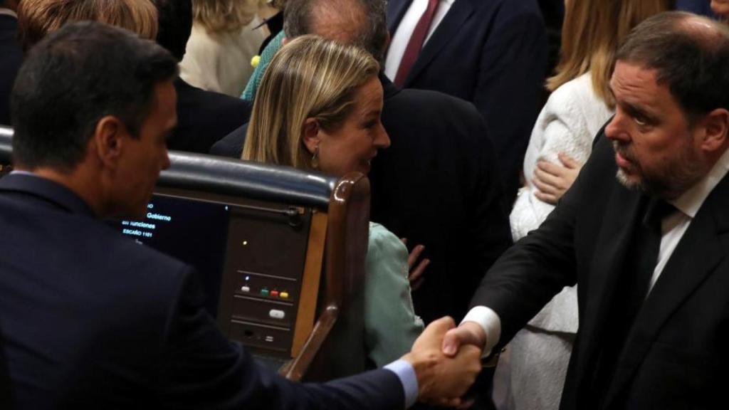 Oriol Junqueras saluda a Pedro Sánchez en el Congreso.