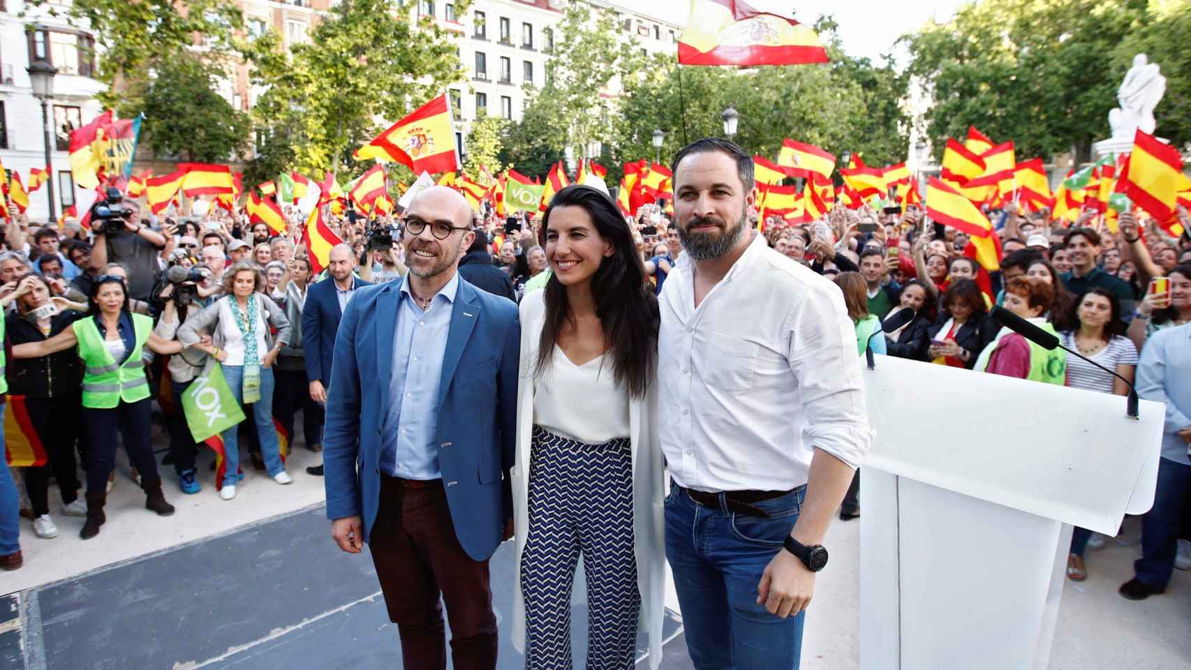 Jorge Buxadé, candidato de Vox a las europeas, Rocío Monasterio, candidata a la Comunidad de Madrid, y Santiago Abascal, líder del partido.