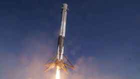 SpaceX lanza 60 satélites al espacio para crear su propia red de internet
