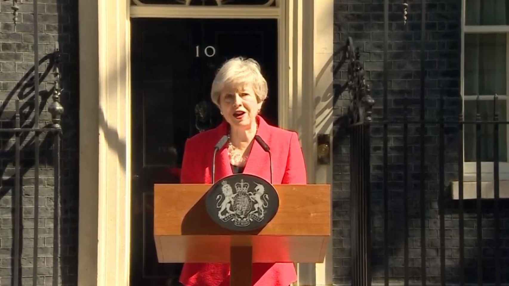 Theresa May anunciando la dimisión.
